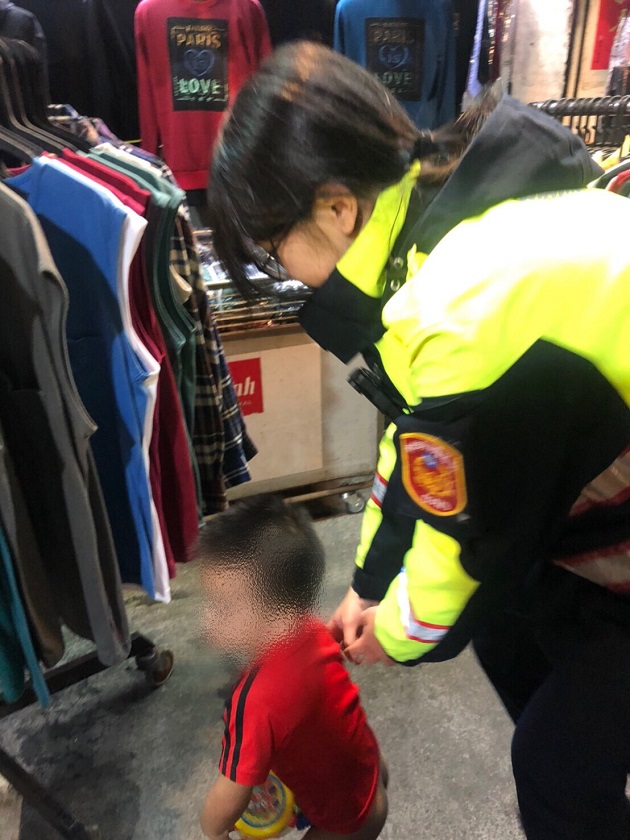 小孩光屁屁逛夜市 三重警當褓姆助返家 | 文章內置圖片