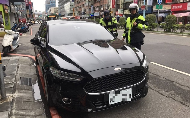 違停阻道藏死角 新店警強勢執法維護道路秩序 | 文章內置圖片