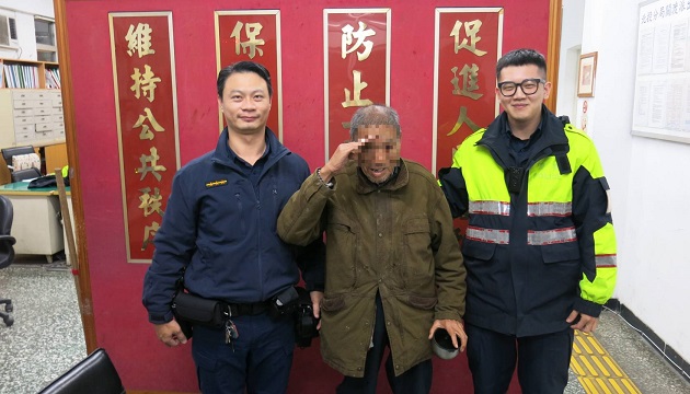 八旬失智老翁行走在快車道  幸遇熱心警助返家 | 文章內置圖片