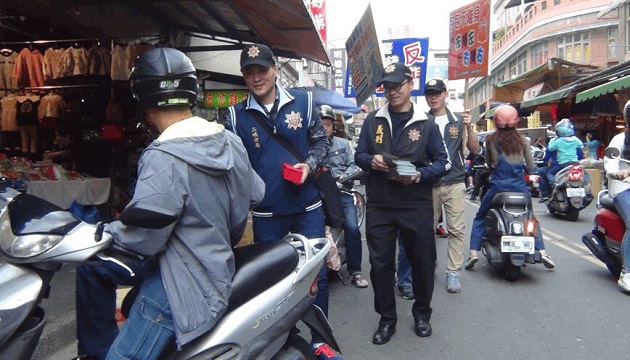 三峽刑警掃街拜年發紅包 宣導防扒防竊過好年 | 文章內置圖片