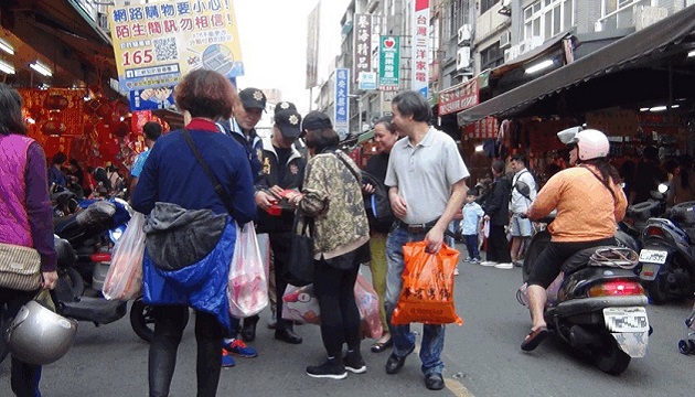 三峽刑警掃街拜年發紅包 宣導防扒防竊過好年