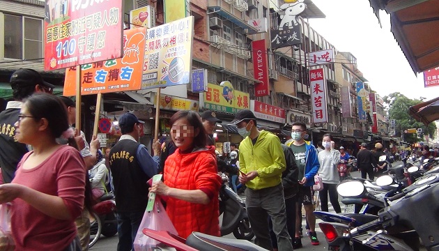 三峽刑警掃街拜年發紅包 宣導防扒防竊過好年 | 文章內置圖片