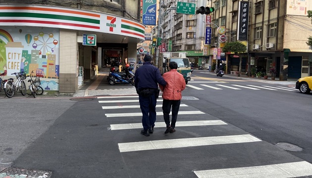 7旬婦忘了怎麼回家 值班警見狀伸援手 | 文章內置圖片