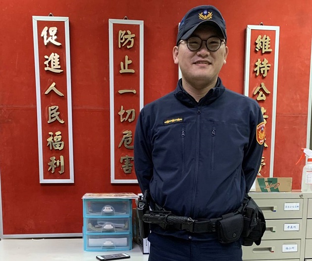 山區天暗汽車雙輪懸空 警機智助脫困 | 文章內置圖片